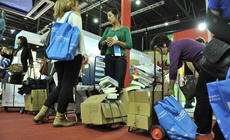 miles de voluntarios poblaron nuevamente la Feria del Libro con los tradicionales carritos repletos de libros