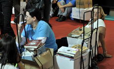 Comprando libros en la 37ª Feria Internacional del Libro
